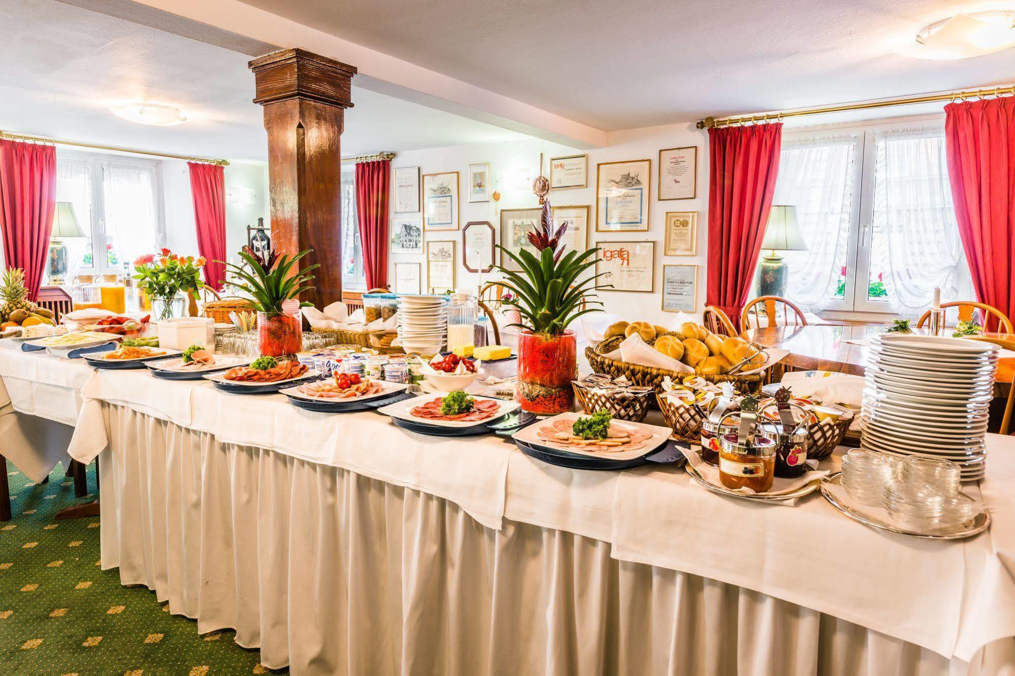 Hotel Goldener Sternen คอนสตานซ์ ภายนอก รูปภาพ